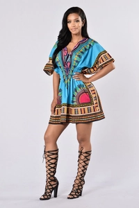 Détail d'une mini-robe Dashiki bleue avec motifs tribaux et manches chauve-souris