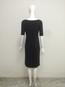 Robe noire mi-longue ajustée avec col rond et manches courtes vue arrière sur mannequin