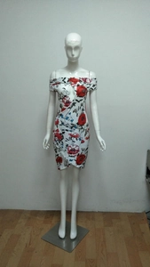 Robe moulante à épaules dénudées avec imprimé floral rouge et coupe ajustée