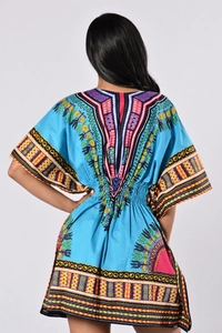 Mini robe Dashiki bleu ciel avec motifs africains ethniques et manches courtes vue de dos