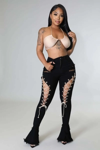 Schwarze Schlagjeans für Damen mit seitlichen Cut-outs und weißer Schnürung im Detail