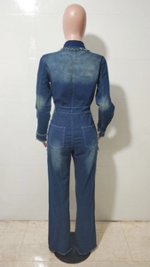 Vue arrière d'une combinaison en jean ajustée avec bords effilochés et délavage vintage