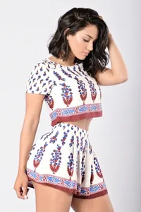 Ensemble deux pièces avec crop top et short à imprimé floral bohème en couleur crème