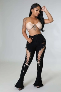 Detailansicht der schwarzen Schlagjeans für Damen mit Schnürung und Used-Look-Säumen