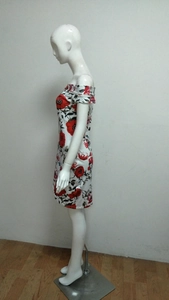 Détail latéral d'une robe moulante à épaules dénudées avec imprimé floral rouge sur blanc
