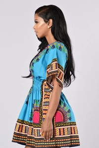 Robe ethnique bleue à manches courtes avec motifs géométriques et taille élastique