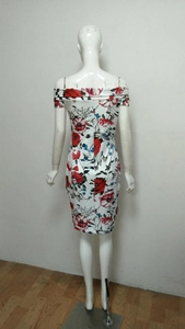 Vue arrière d'une robe moulante sexy à fleurs avec imprimé floral rouge pour femmes