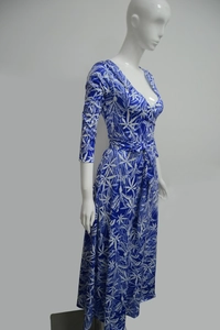 Maxi-Wickelkleid mit tiefem V-Ausschnitt, blauem Tropenmuster und Bindegürtel