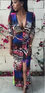 Robe longue imprimé serpent avec col en V profond, manches longues et fente haute