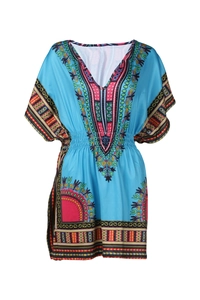 Robe ethnique bleue avec motif dashiki, col en V et imprimés géométriques sur fond blanc