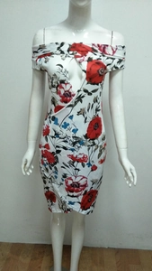 Vue détaillée d'une mini-robe blanche à fleurs rouges avec épaules dénudées sur mannequin
