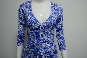 Sexy Wickelkleid mit tiefem V-Ausschnitt, Palmenblatt-Print und Taillenband-Detail