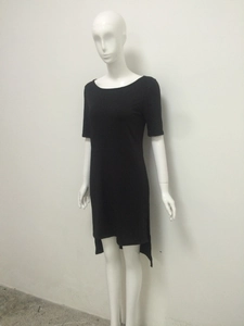 Robe noire ajustée à manches courtes avec ourlet asymétrique court devant long derrière