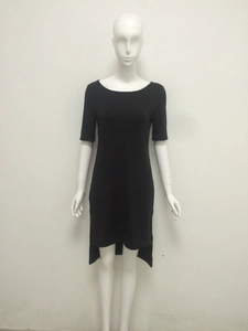 Mini robe noire moulante à manches courtes avec taille haute et ourlet asymétrique irrégulier