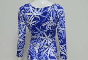 Eng anliegendes langärmeliges Kleid mit blauem Tropenprint und eleganter Rückenansicht