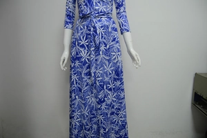 Detailansicht des blau-weißen tropischen Palmenblatt-Musters an diesem eleganten Maxikleid