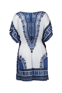 Robe Dashiki blanche style bohème avec motifs bleus, col en V et manches chauve-souris