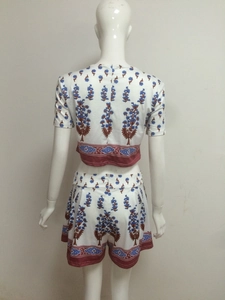 Détail de l'imprimé floral bohème au dos de l'ensemble blanc deux pièces avec crop top et short