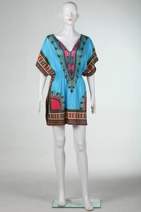 Détail d'une robe Dashiki bleu ciel avec des motifs tribaux colorés et un col en V chic