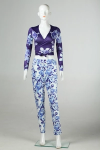 Damen Lounge-Set mit lila V-Ausschnitt Oberteil und blauer Rosen-Print Hose in Mode