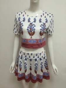 Détail d'un haut court à imprimé floral bohème et d'un short à taille haute en dentelle