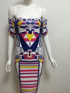 Dettaglio del vestito aderente con stampa tribale geometrica blu e rosa intenso