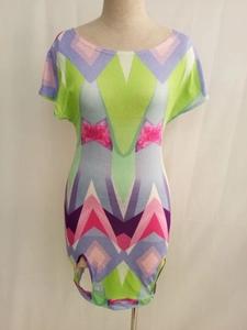 Damen Sommer Minikleid mit buntem geometrischem Muster und Cut-Out Details am Saumdesign