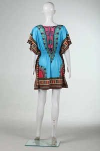 Détails de l'imprimé dashiki et de la taille élastique sur la robe bleue à manches courtes