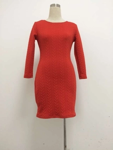 Robe tricotée rouge à manches longues ajustée avec motif à chevrons sur un mannequin