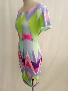 Detailansicht des bunten geometrischen Wellenmusters am Kurzarmkleid mit Seitenschlitz