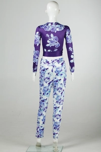Rückansicht eines zweiteiligen Damen-Sets mit blau-violettem Rosen-Blumenmuster