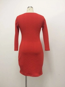 Vue arrière d'une robe en tricot rouge à manches longues avec motif à chevrons texturé