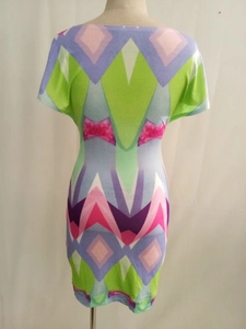 Detail des lebhaften geometrischen Rautendrucks auf Sommer-Minikleid mit kurzen Ärmeln