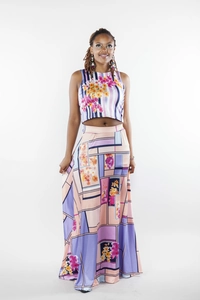 Détail d'un ensemble fleuri deux pièces avec crop top sans manches et jupe longue en A