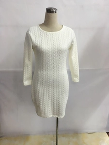 Détail du tissage torsadé blanc sur cette robe pull ajustée à manches longues