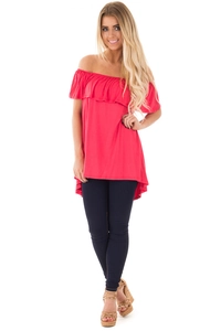 Robe rouge élégante à épaules dénudées avec volants et coupe fluide pour l'été