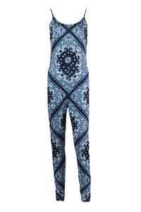 Dettaglio della stampa paisley blu e vita elastica della tuta con spalline