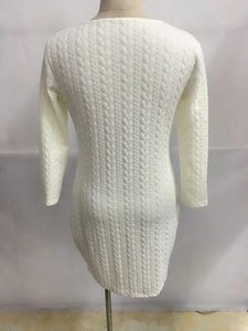 Vue détaillée de la texture en maille torsadée blanche au dos de la robe coupe ajustée