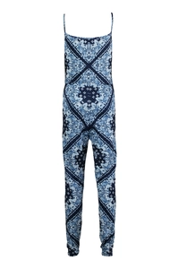 Dettaglio della stampa paisley blu sulla tuta intera senza schienale da donna