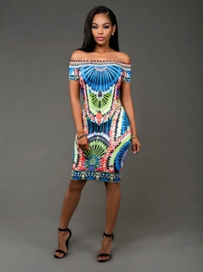 Robe moulante à épaules dénudées avec imprimés géométriques aux couleurs vives