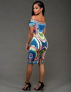 Robe moulante à épaules dénudées avec motifs géométriques ethniques et fente arrière chic