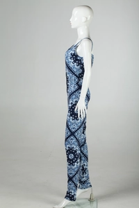 Vista dettagliata della tuta aderente con motivo paisley blu e design senza schienale