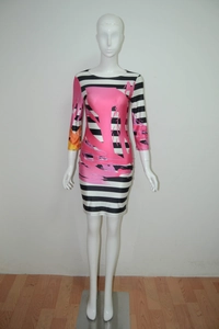 Eng anliegendes Bodycon-Kleid mit schwarz-weißen Streifen und rosa Graffiti-Druck
