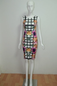 Detalle de vestido entallado sin mangas con rosas naranjas y diseño de rejilla