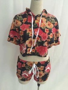 Σετ δύο τεμαχίων με φλοράλ τύπωμα, crop top με κουκούλα και σορτς σε κόκκινο και πορτοκαλί