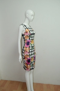 Detalle de vestido entallado sin mangas con estampado de cuadros blanco y negro