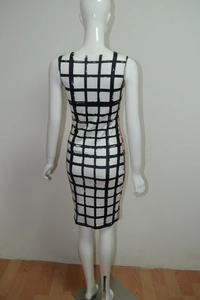 Vista trasera detallada de un vestido ajustado sin mangas con estampado de cuadros