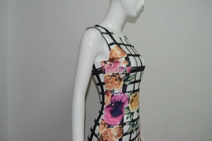 Detalle del estampado de rosas y textura de cuadros en un vestido ajustado