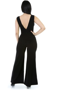 Combinaison noire dos nu pour femme avec pantalon large et col en V sur fond blanc