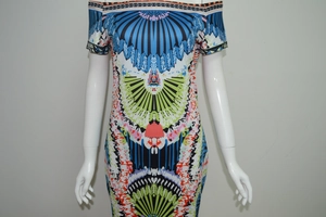 Détail des motifs géométriques colorés et de la finition du décolleté sur cette robe